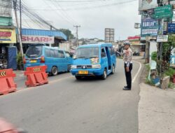 Anggota Lantas Polsek Ciampea Bantu Pengaturan Lalu Lintas Demi Kenyamanan Warga