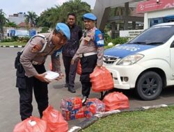 Personil Propam Membagikan Berkah Kepada Masyarakat di Hari Jum’at