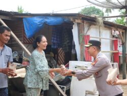 Polres Rokan Hulu Salurkan Bantuan Sembako dan Nasi Bungkus bagi Warga Terdampak Banjir