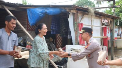 Polres Rokan Hulu Salurkan Bantuan Sembako dan Nasi Bungkus bagi Warga Terdampak Banjir