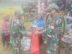 Pos Wuyuneri Satgas 715/Mtl Laksanakan Komsos dan Berbagi