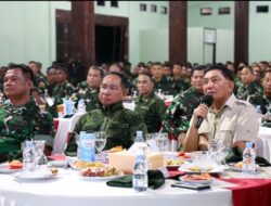 Panglima TNI Bersama Menhan RI Merayakan Malam Pergantian Tahun Bersama Ribuan Prajurit di Papua