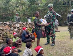 Satgas Yonif 715/Mtl Bagikan Sembako Kepada Masyarakat