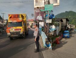 Anggota Polsek Ciampea Polres Bogor Giat Cooling Sistem Laksanakan Kegiatan Pengaturan lalulintas Antisipasi Kemacetan Dan Gangguan Kamtibmas Bagi Pengguna Jalan Raya
