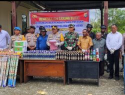 Dandim 1715/Yahukimo dan Kapolres Yahukimo Musnahkan Minuman Keras Hasil Patroli Gabungan TNI-POLRI di Yahukimo pada Tahun Baru 2025