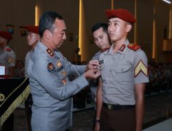 Kadivhumas Berikan Pin Brivet Kepada 10 Taruna Akpol Dengan Nilai Sertifikasi Kehumasan Terbaik
