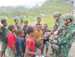 Satgas Yonif 715/Mtl Laksanakan Jumat Berkah Dengan Berbagi Makanan Kepada Anak Binaan