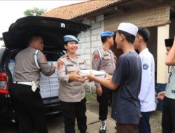 Divisi Propam Polri Tebar Kebaikan dan Keberkahan, Bagikan 350 Nasi Kotak di Masjid Al-Falah Bekasi