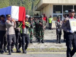 Gugur Dalam Tugas, Jenazah Bripka Anumerta Ronald M. Enok Diterbangkan ke Jayapura dan Dimakamkan di Sentani
