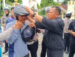 Sembari Olahraga Pagi Dirlantas Polda Riau Sapa Pengunjung CFD Pekanbaru dan Bagikan Helm SNI