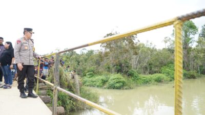 Kapolda Riau Tinjau TKP Kecelakaan Kendaraan di Sungai Segati, Kabupaten Pelalawan