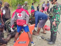 Sigap, Satgas Yonif 715/Motuliato Berikan Pertolongan Kepada Masyarakat Yang Mengalami Kecelakaan, di Jalan Trans Mulia – Sinak