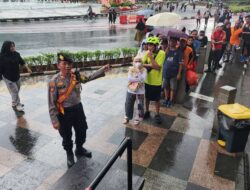 Ditsamapta Polda Metro Jaya Gelar Bagi-bagi Makanan Gratis di CFD, Warga Antusias