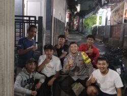 Pos Kamling Masih Efektif! Bhabinkamtibmas Polsek Cisarua Polres Bogor Ajak Warga Aktif Ronda Malam