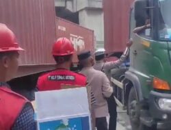 Kanitlantas Bagikan Snack dan Air Mineral kepada Sopir, Saat Antrian Panjang