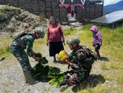 Satgas Yonif 715/Motuliato Borong Hasil Tani Mama Papua