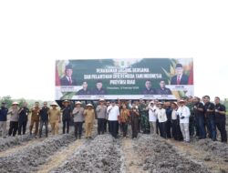 Wamentan-Polri Tanam Jagung dan Cabai di Pekanbaru