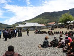 Satgas Pamtas RI-PNG Yonif 112/DJ Berperan Aktif Dalam Mediasi Konflik Antara Pendukung Paslon di Puncak Jaya