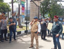 Massa Aksi Unras Diluar Halaman Gedung Kajari Kab.Sukabumi, Menuntut Kades Neglasari segera Diperiksa