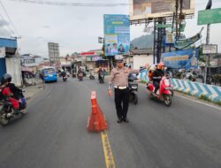 Anggota Lantas Polsek Ciampea Polres Bogor Bantu Warga dan Pelajar Menyeberang Jalan