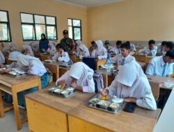 Koramil 11 Pebayuran Bersama SPPG Pebayuran Salurkan Ribuan Paket Makanan Bergizi !!!