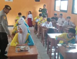 Polsek Sagaranten Dan Koramil 0622/Sagaranten Dampingi Penyaluran Makan Gratis Siwa Di Sagaranten