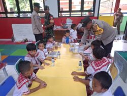 Bhabinkamtibmas Pulau Pramuka dan Kanit Binmas Polsek Kepulauan Seribu Monitoring Kegiatan Makan Siang Bergizi