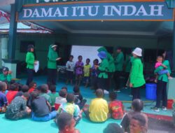 Tingkatkan Minat Belajar, Babinsa dan Persit 1714/PJ Buka Kelas Lapangan Anak-Anak Pengungsi