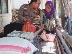Polsek Jonggol Gelar Bakti Sosial, Bhabinkamtibmas Salurkan Sembako Untuk Lansia di Desa Sirnagalih