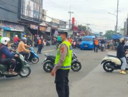 Personel Polsek Sukaraja  Atur Lalu Lintas Pagi, Wujudkan Kelancaran dan Keamanan Jalan Raya