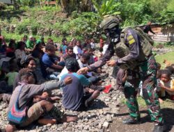 Hidup Toleransi Dan Berbagi Kasih Dengan Masyarakat Satgas Yonif 112/DJ Berikan Bantuan di Distrik Tinggi Nambut