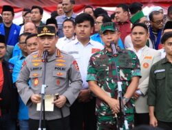 Kapolri dan Panglima TNI Bagikan 161.411 Paket Bansos Jelang Ramadan