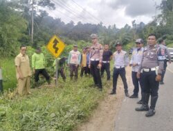 Polres Sekadau dan Pemda Bersinergi Bersihkan Rambu Lalu Lintas