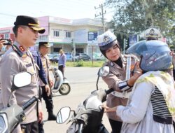 Operasi Keselamatan Seulawah 2025 Dimulai, Kapolres Pidie Jaya Bagikan Helm Gratis untuk Edukasi Keselamatan