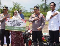 Kapolri dan Gubernur Yogyakarta Sri Sultan Hamengku Buwono X Menanam Jagung Bersama