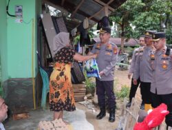Salurkan Bantuan dan Himbau Masyarakat Tetap Waspada, Kapolres Kampar Tinjau Lokasi Banjir di Desa Sukaramai