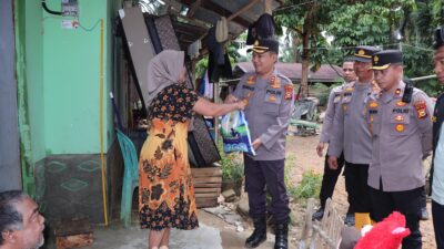 Salurkan Bantuan dan Himbau Masyarakat Tetap Waspada, Kapolres Kampar Tinjau Lokasi Banjir di Desa Sukaramai