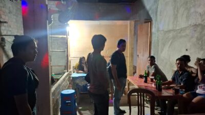 Amankan Puluhan Botol Minuman Keras, Satresnarkoba Polres Kuansing Gelar Razia di Desa Logas