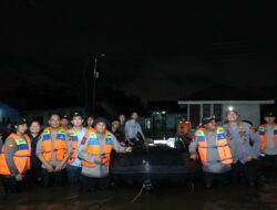Pastikan Warga Mendapatkan Pelayanan Optimal, Wakapolda Riau Basah-Basahan Tinjau Korban Banjir