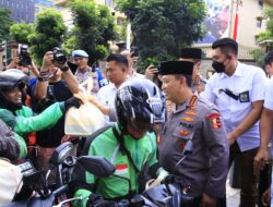 Masyarakat Antusias Saat Kapolri Turun Langsung Berbagi Takjil