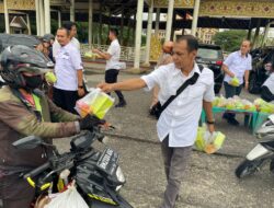 Berkah Ramadan, Ditreskrimum Polda Riau Bagi Takjil Gratis ke Pengendara