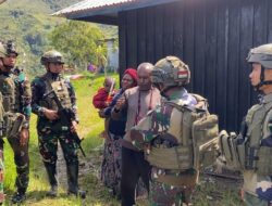 Satgas Yonif 112/DJ Bergotong Royong Bantu Renovasi Rumah Masyarakat di Distrik ILU Puncak Jaya
