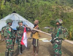 Tanamkan Semangat Kebangsaan, Satgas Yonif 715/Mtl Bersama Warga Kibarkan Bendera Merah Putih di Pelosok Papua