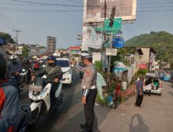 Anggota Polsek Ciampea Polres Bogor Laksanakan Kegiatan Cooling Sistem Wujud Pelayanan Publik Melalui Pengaturan Lalulintas