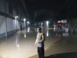 Bhabinkamtibmas Wilayah Hukum Polsek Citeureup Kelurahan Karang Asem Barat Giat Cooling Sistem Monitoring Tinjau Adanya Genangan Air Banjir Akibat Hujan Lebat