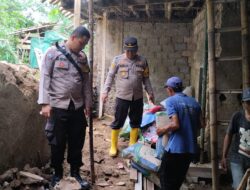 Kapolsek Megamendung Pimpin Langsung Pemberian Bantuan Kepada Warga Masyarakat Yang terkena Dampak Musibah Bencana Alam Karena Hujan Sangat Lebat