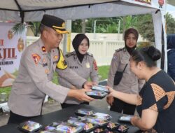 Polres Sukabumi Bagikan Takjil Gratis Kepada Pengguna Jalan Di Depan Mako Polres Sukabumi