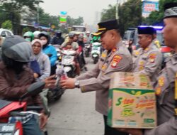 Ramadhan Berkah, Polsek Jatiuwung Berbagi Takjil Kepada Masyarakat Dan Pengguna Jalan