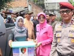 Polri Peduli Korban Banjir di Kota Tangerang, 250 Paket Sembako Diserahkan Bagi Warga di Kelurahan Petir, Cipondoh