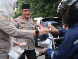 Wakapolres Metro Jakarta Selatan dan PJU Bagikan Takjil Kepada Pengendara Yang Melintas di Mako  Mapolres Metro Jakarta Selatan